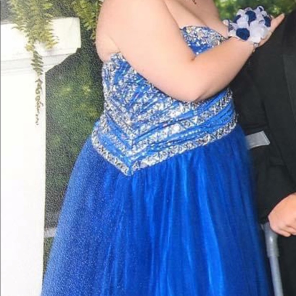 Hey y’all, I have this beautiful size 20w prom dress that was fixed from a 24w!